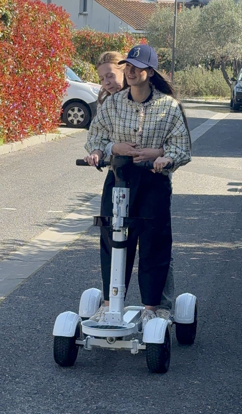 Deux vacancières souriantes en balade sur une trottinette TS Mobility